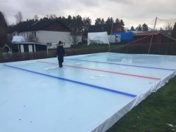 Esimerkki jääkiekkokaukalomme mitat ovat 17,4x8,8 metriä. Voit itse päättää kaukalon mitat. Ohjeet on samat koosta riippumatta.